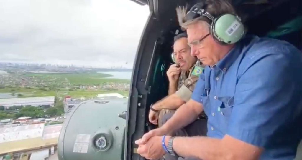 Bolsonaro sobrevoa áreas atingidas pelas chuvas em Recife e garante ajuda aquele sem pensar em votos (veja o vídeo)